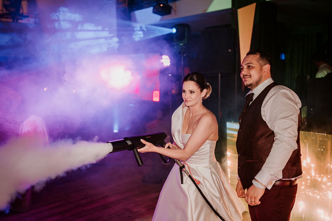 Mariée déclenchant un canon à CO2 sur la piste de danse d'un mariage dans les Hauts-de-France