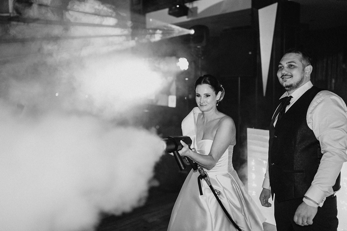 Les mariés et le canon à CO2 lors d'une soirée de mariage dans le Nord