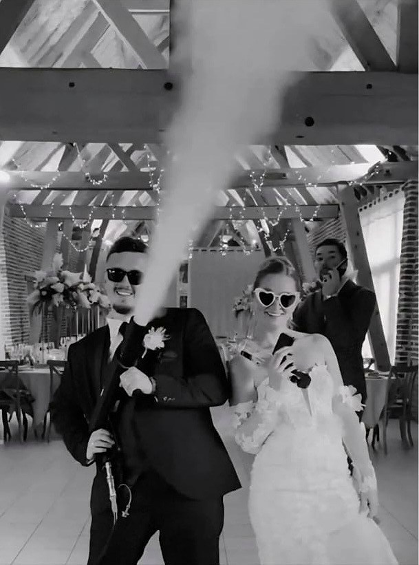 Les mariés s'amusent avec le canon à CO2 pendant leur soirée de mariage dans le Pas-de-Calais