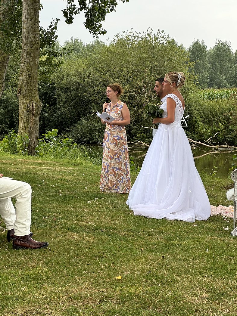 Moment d'émotion pendant une cérémonie laïque de mariage dans le Nord Pas-de-Calais