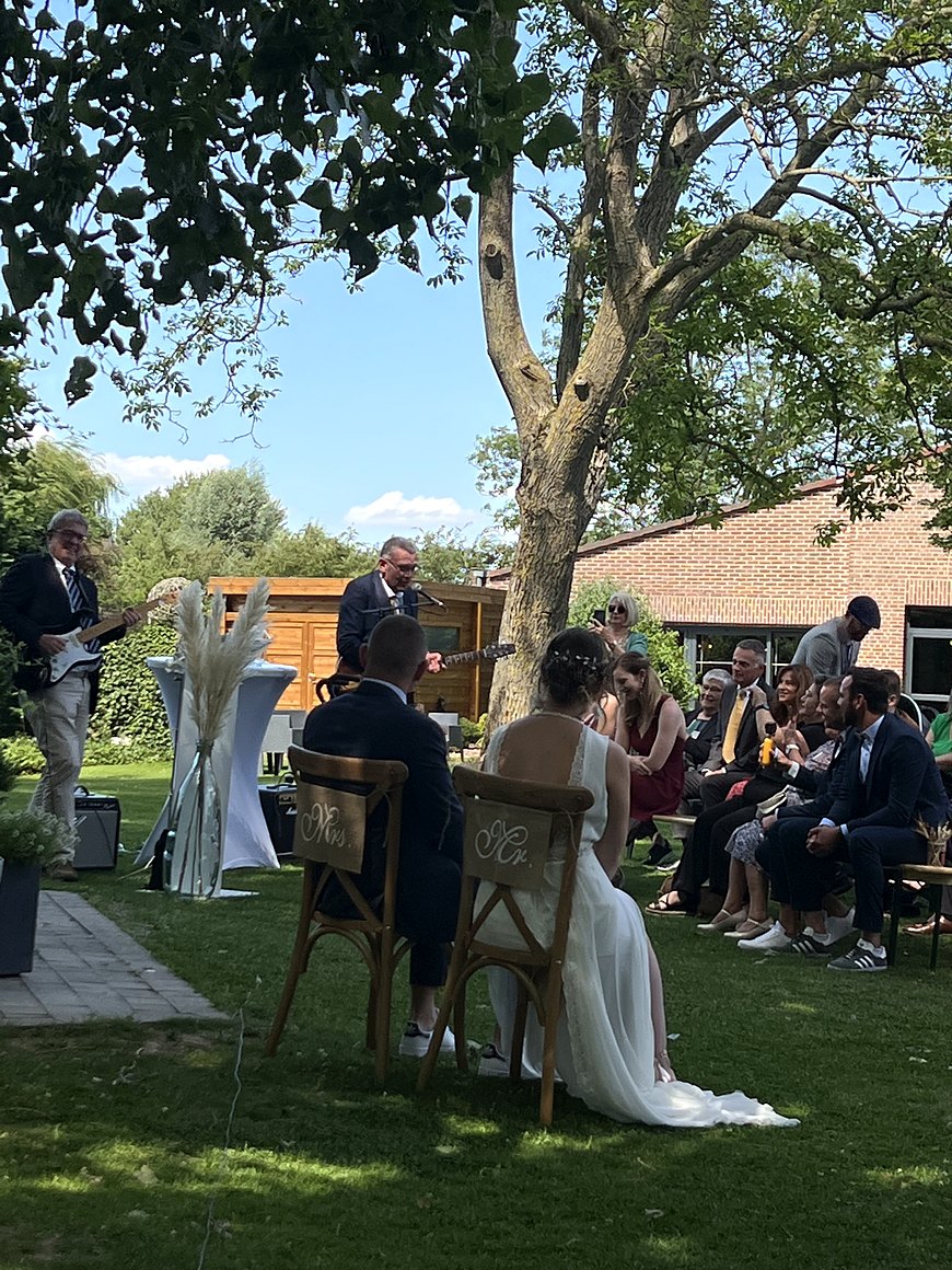 Cérémonie laïque de mariage en extérieur, les mariés face à leurs invités dans un jardin du Nord