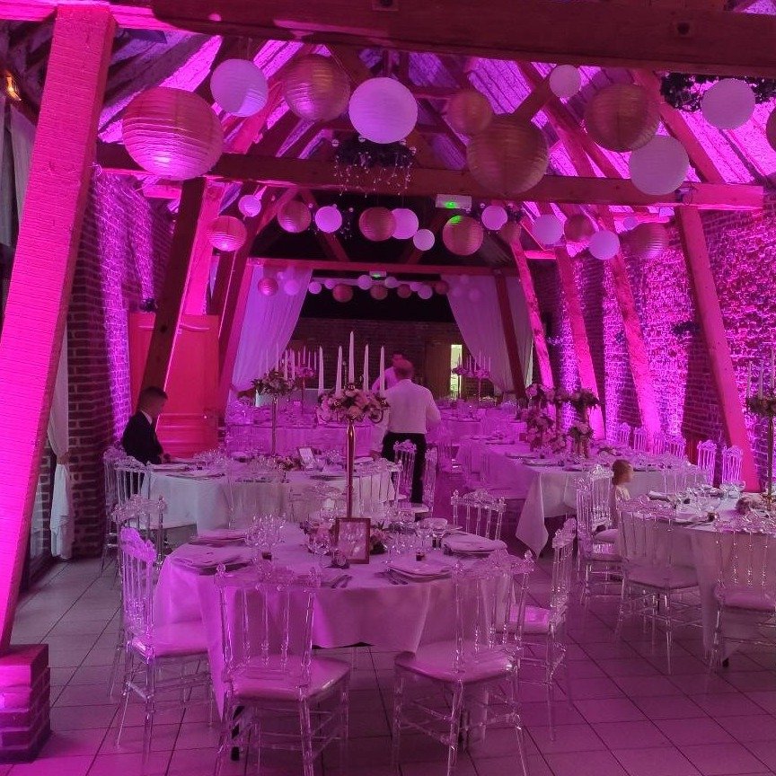 Lanternes suspendues et décoration d'ambiance rose dans une salle de mariage du Nord