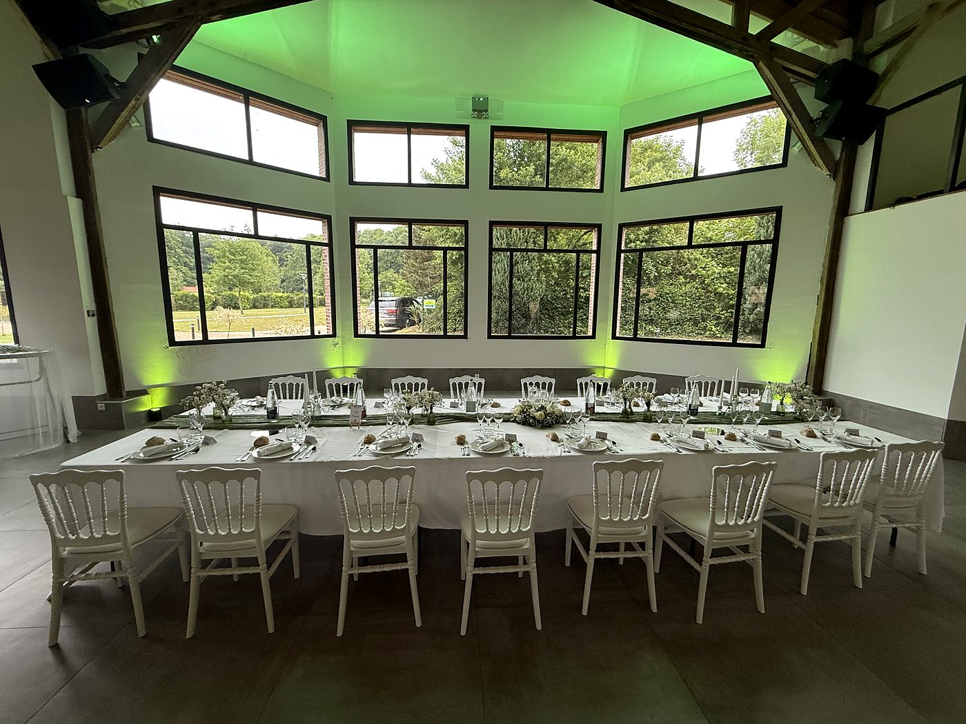 Décoration d'ambiance lumineuse verte autour de la table d'honneur d'un mariage dans le Nord