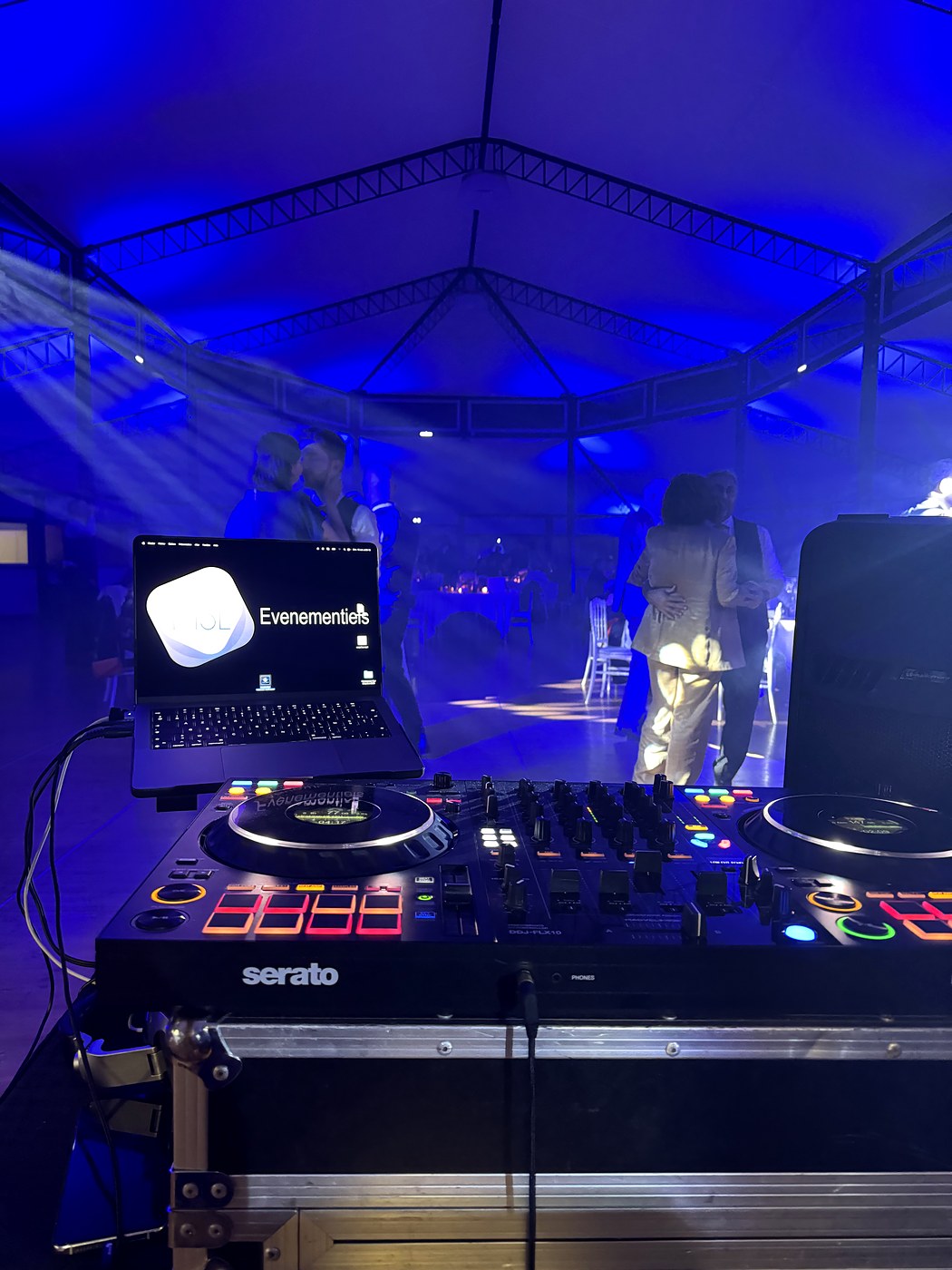 Régie deejay installée sous un chapiteau pour un mariage dans les Hauts-de-France