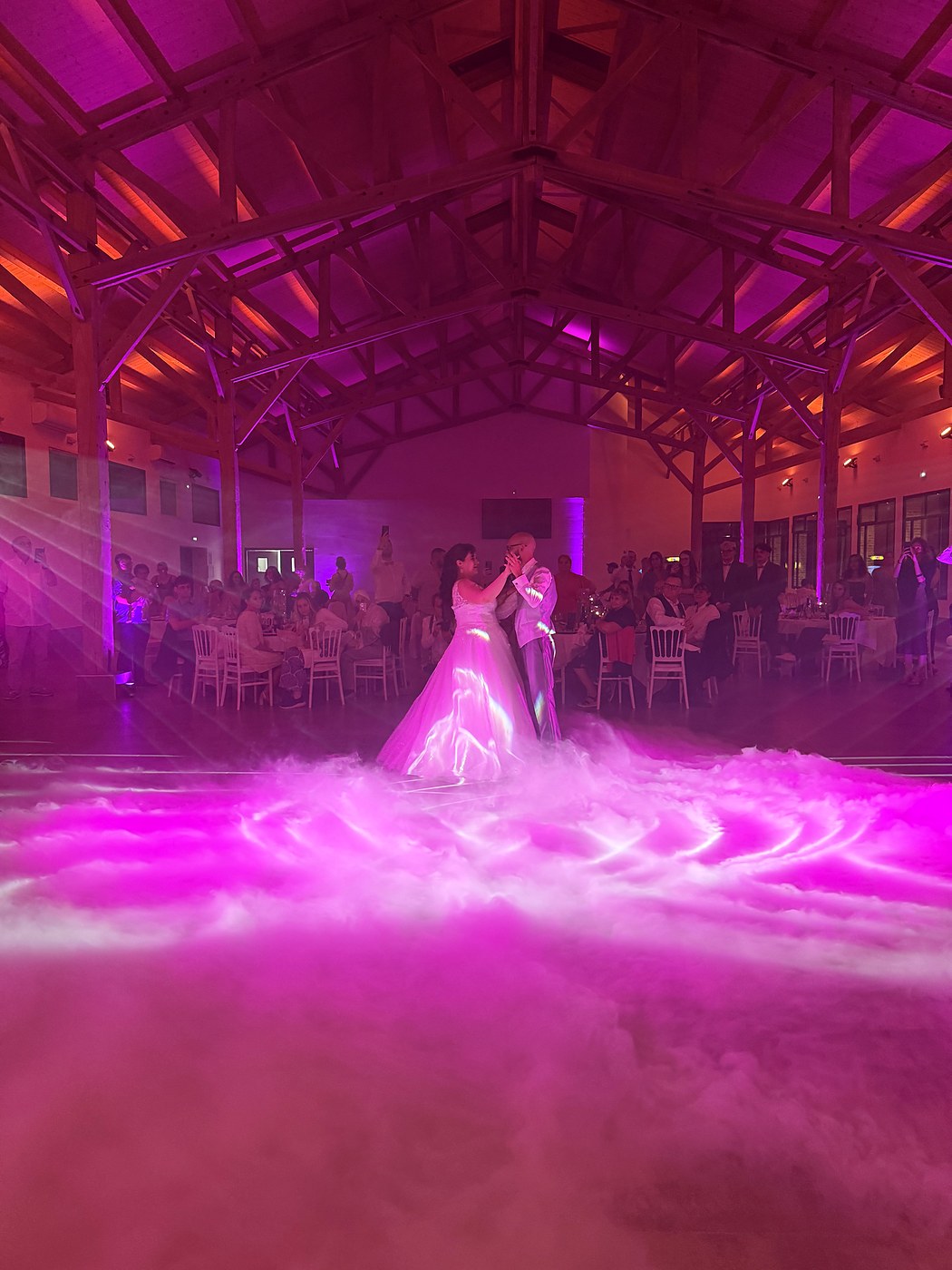 Ouverture de bal des mariés sur un nuage de fumée lourde, éclairage rose — mariage animé dans le Nord