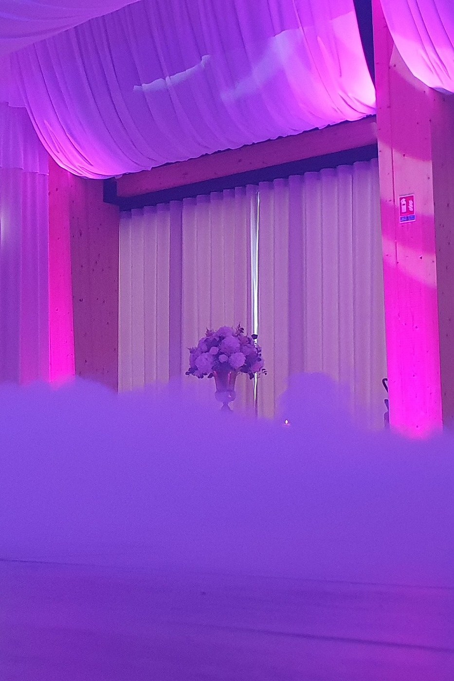 Fumée lourde et éclairage violet sur la piste de danse d'un mariage dans le Nord