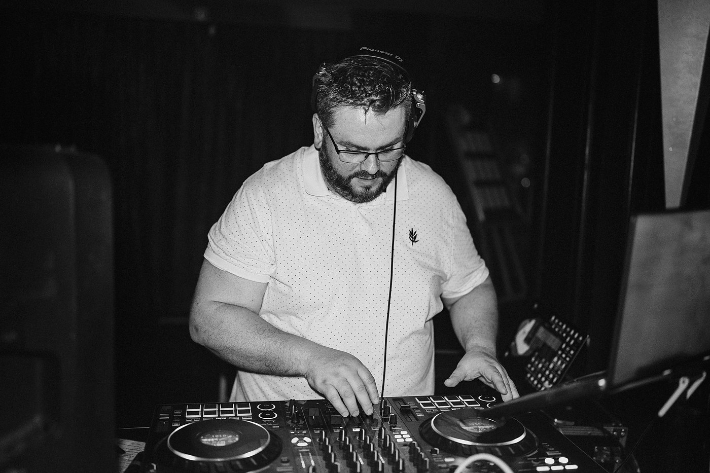 Portrait de Julien, deejay de mariage dans les Hauts-de-France, aux platines