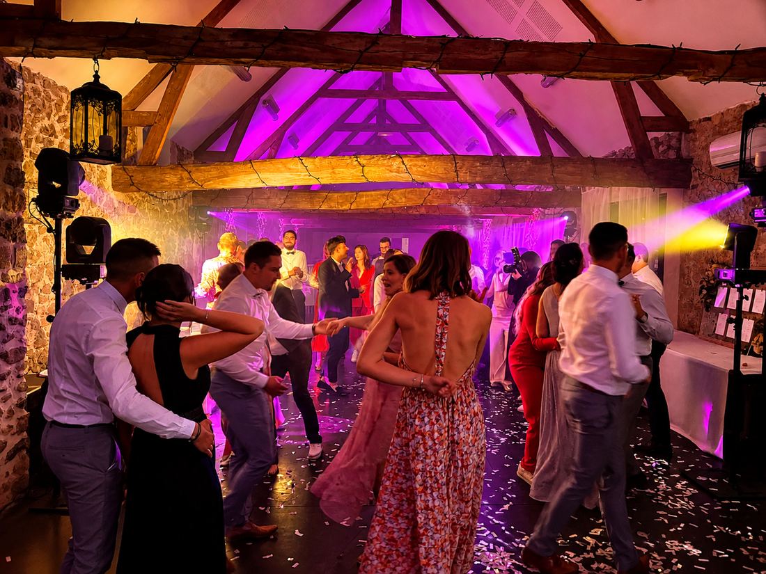 Ambiance de mariage sous la charpente de La Maloterie