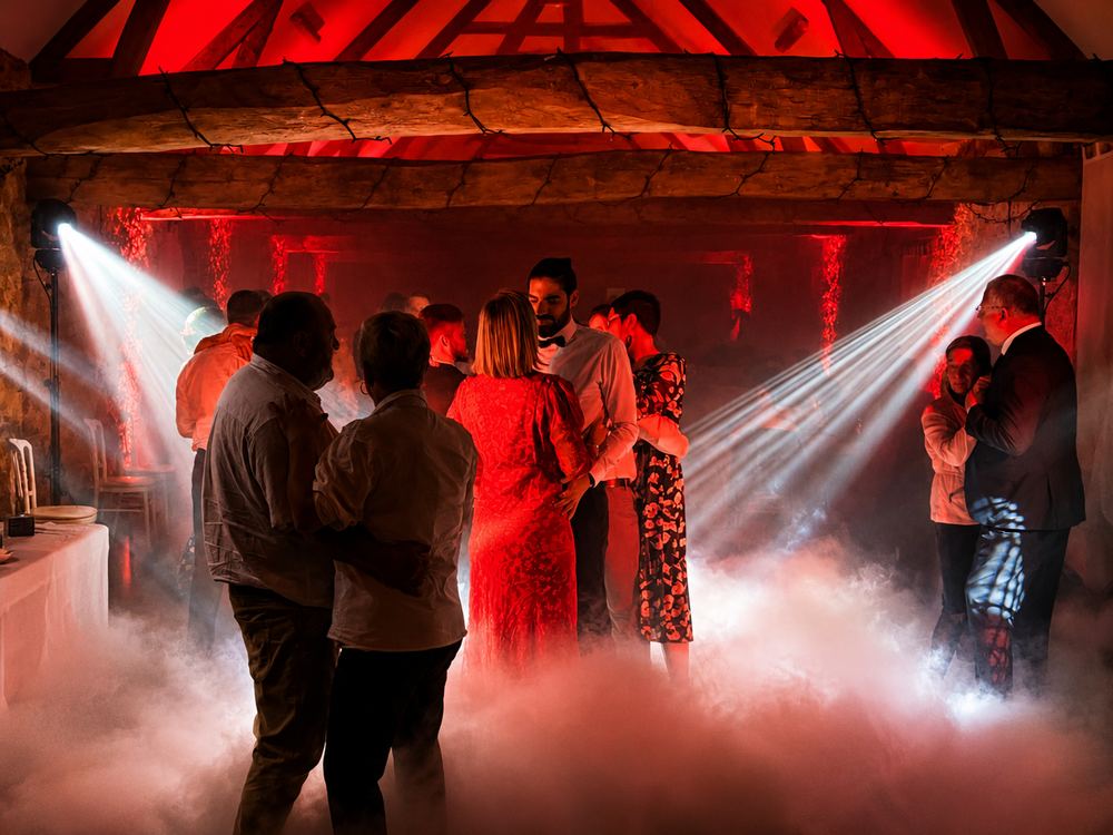 Ambiance intime avec fumée lourde lors d'un mariage dans le Boulonnais