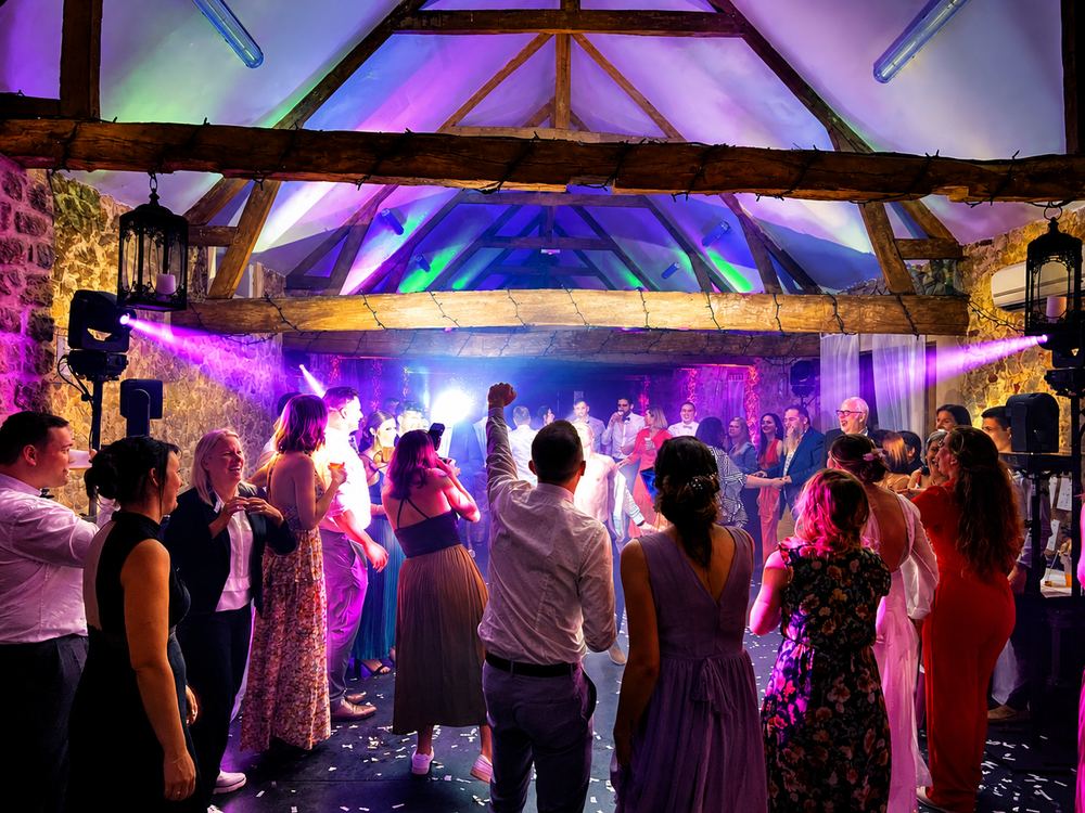 Dancefloor et confettis pour une animation de mariage 62