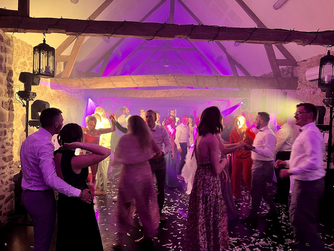 Piste de danse pleine sous un éclairage violet lors d'un mariage dans le Pas-de-Calais