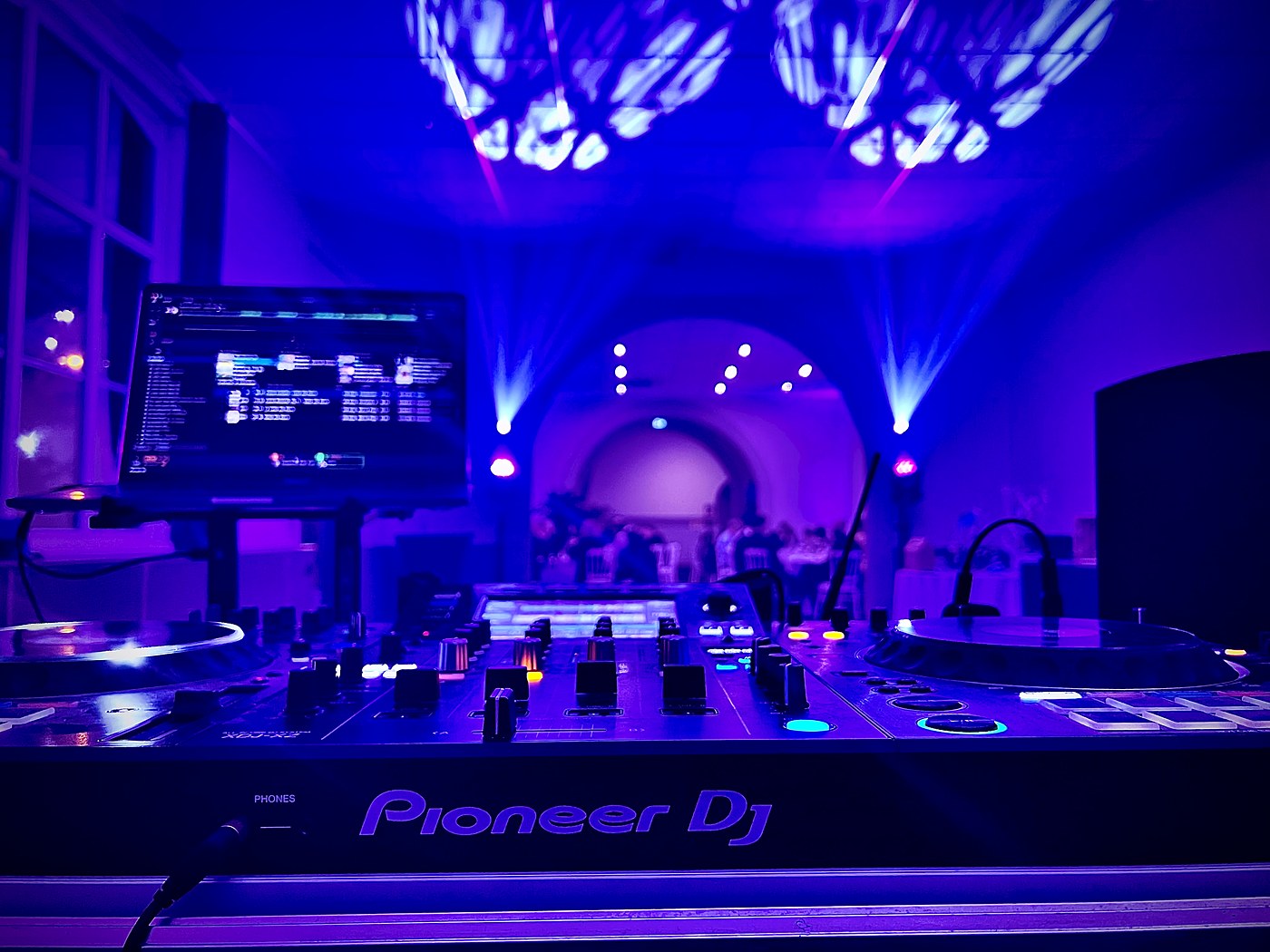 Matériel de deejay professionnel installé avant un mariage dans le Nord Pas-de-Calais