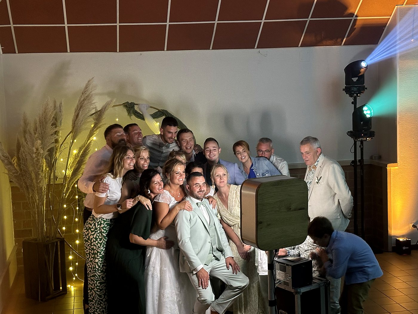 Invités posant devant le photobooth lors d'un mariage dans le Nord Pas-de-Calais