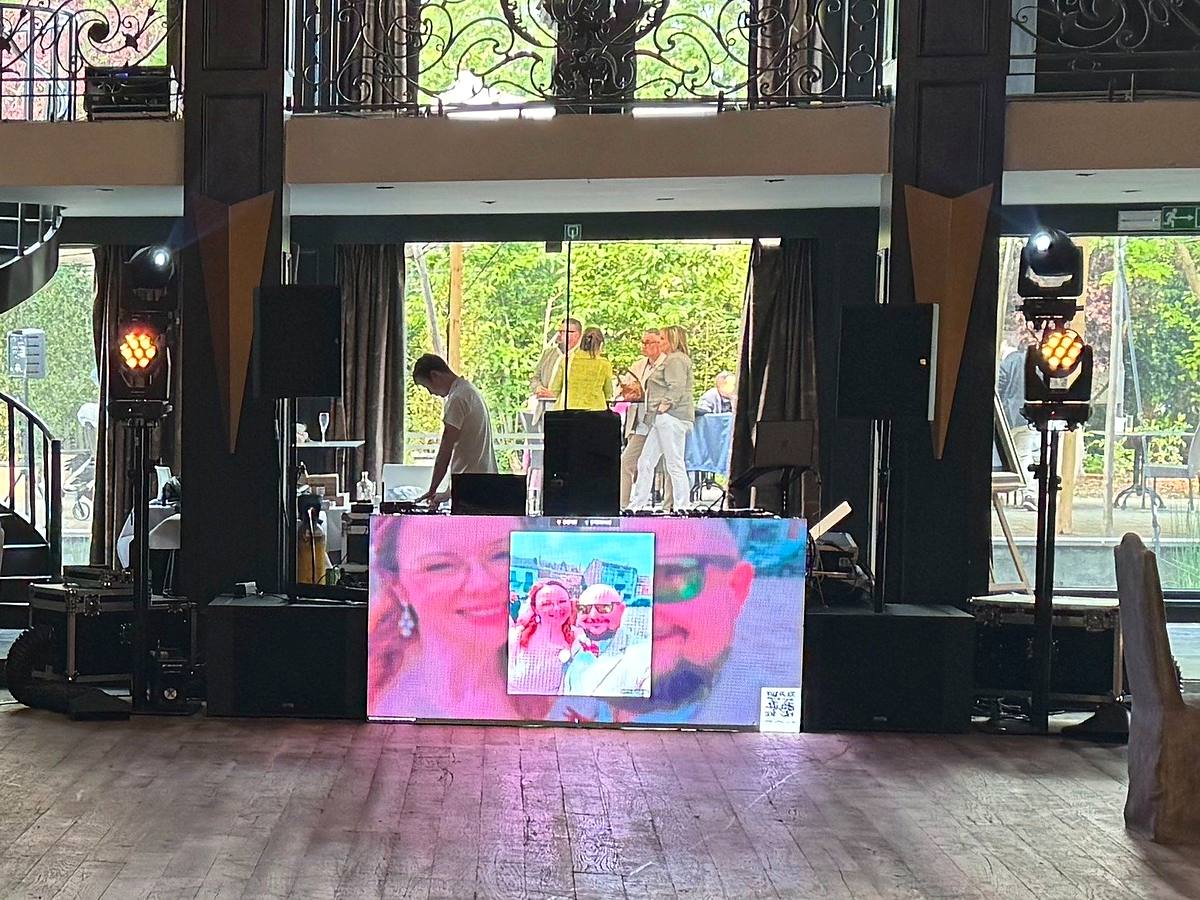 Régie de DJ de mariage à façade LED, installée dans une salle de réception