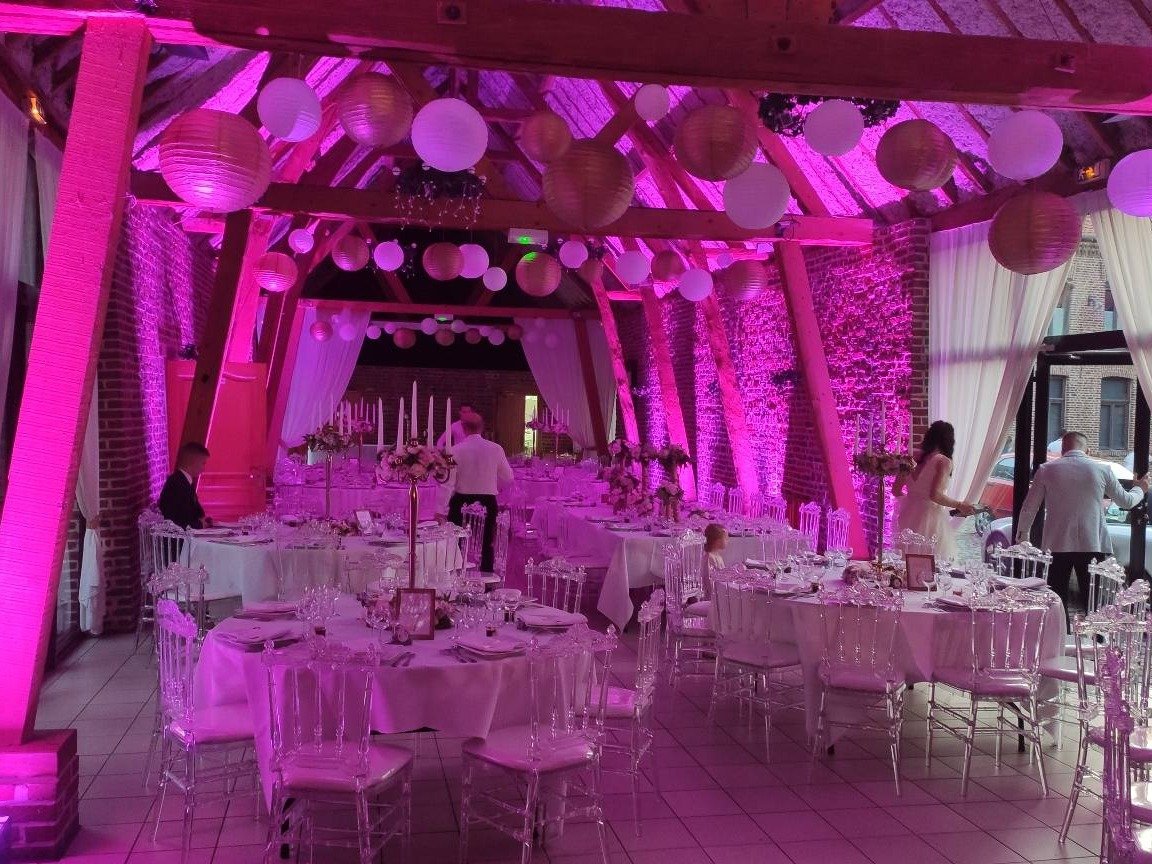 Salle de mariage en brique baignée d'un éclairage magenta, Nord Pas-de-Calais