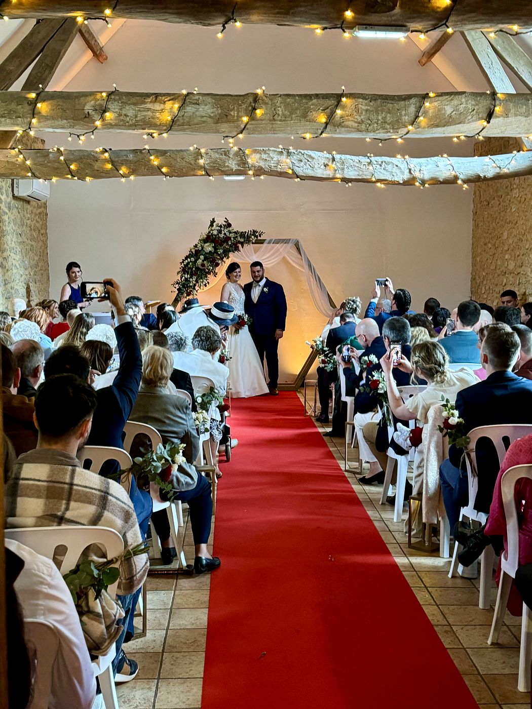 Entrée des mariés sur tapis rouge lors d'une cérémonie laïque sonorisée dans les Hauts-de-France