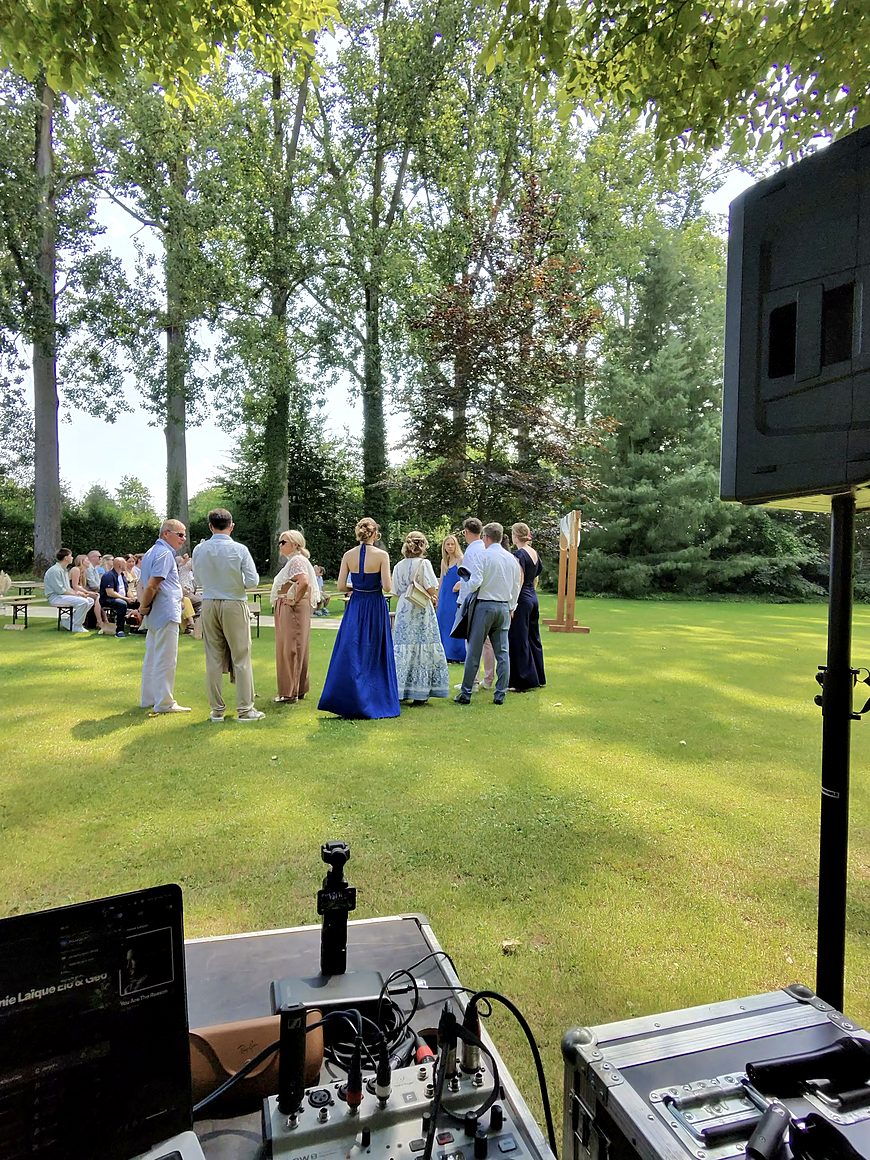 Régie de sonorisation installée pour une cérémonie laïque de mariage dans le Nord